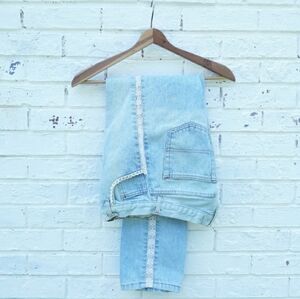 Vintage Highrise Jeans Lace Inset Lightwash Tapered